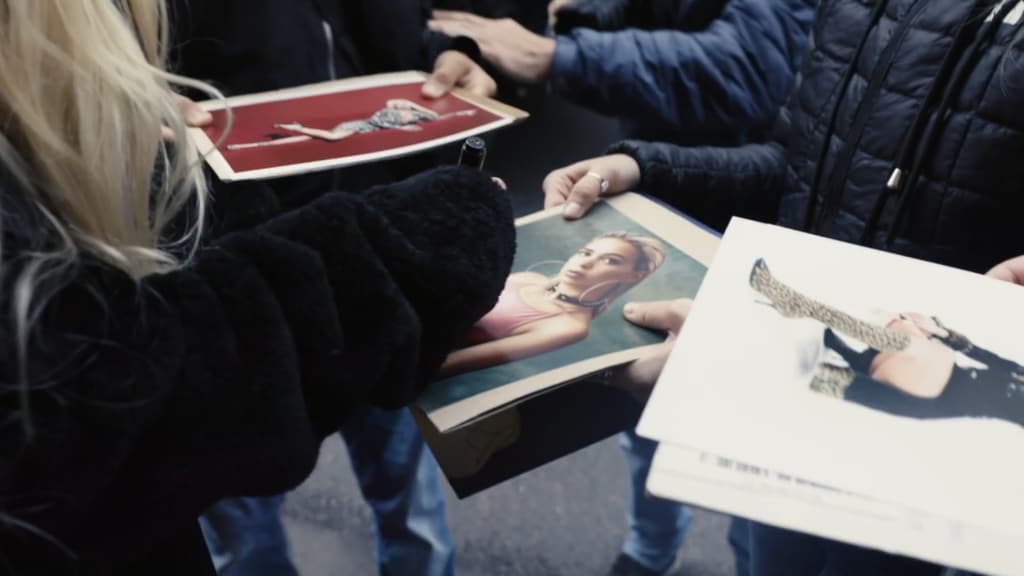 Bad Gyal firmando autógrafos en París