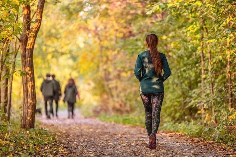 mujer caminando