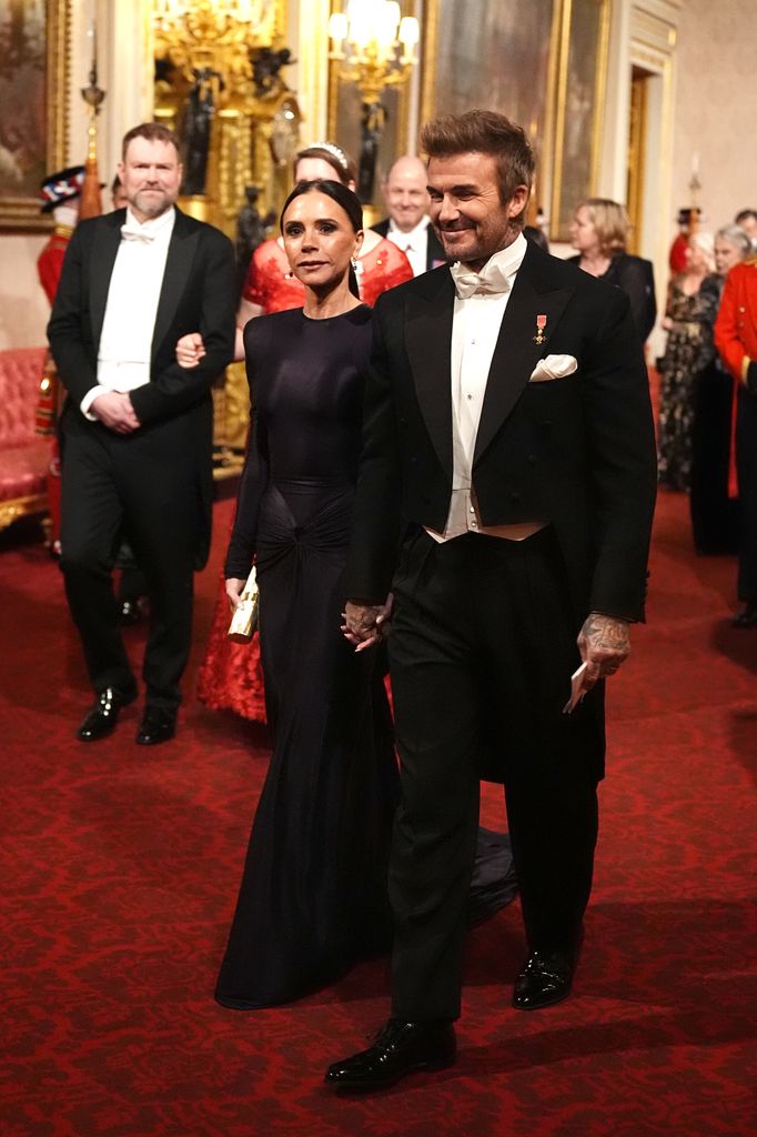 David y Victoria Beckham recorren la Galería Este para asistir al banquete de estado en honor al Emir de Qatar, Sheikh Tamim bin Hamad Al Thani, en el Palacio de Buckingham, Londres, durante su visita de estado al Reino Unido