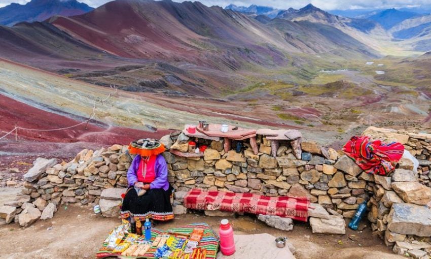 Venta de productos artesanales en la subida a la montaña arcoíris.