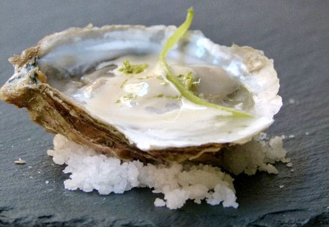 'Ostras da pedra’ (ostras gallegas al natural con mayonesa japonesa y salsa ponzu), una de las sugerentes opciones de la carta del restaurante 'Navaja'. Foto: www.restaurantenavaja.com
