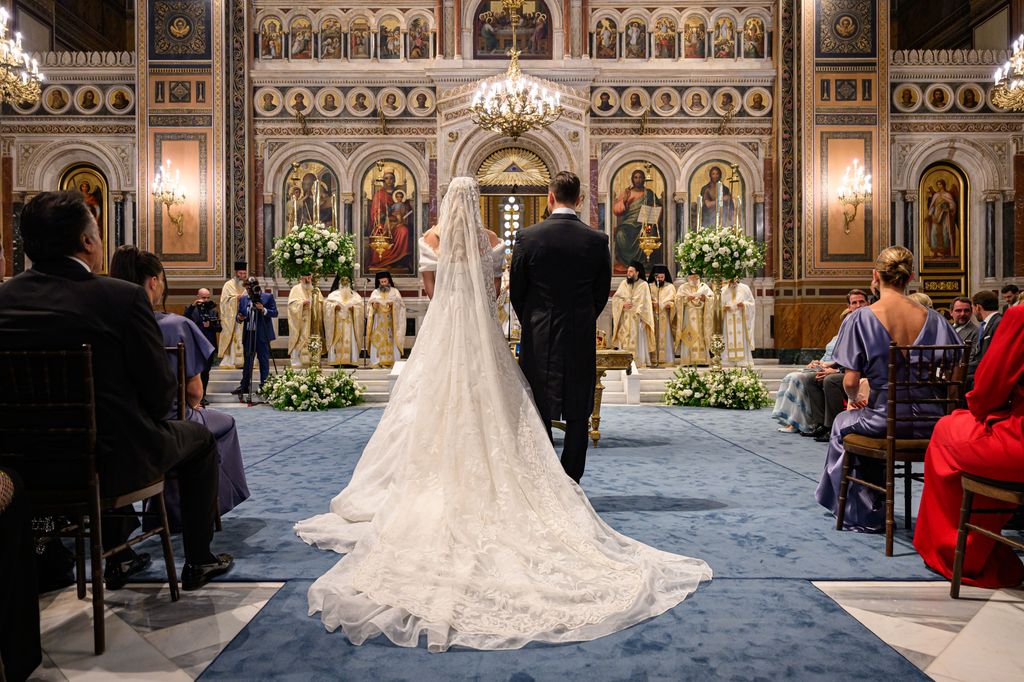 La novia entrando a la iglesia junto a su padrino, el príncipe Pablo