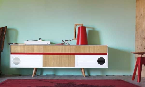 Te enamorarás de él por su diseño, pero caerás rendida a sus pies por su tecnología. Este aparador de Miniforms (miniforms.com) oculta en su interior un sistema de audio HQ, con 'bluetooth'. Aires retros para tus espacios.
