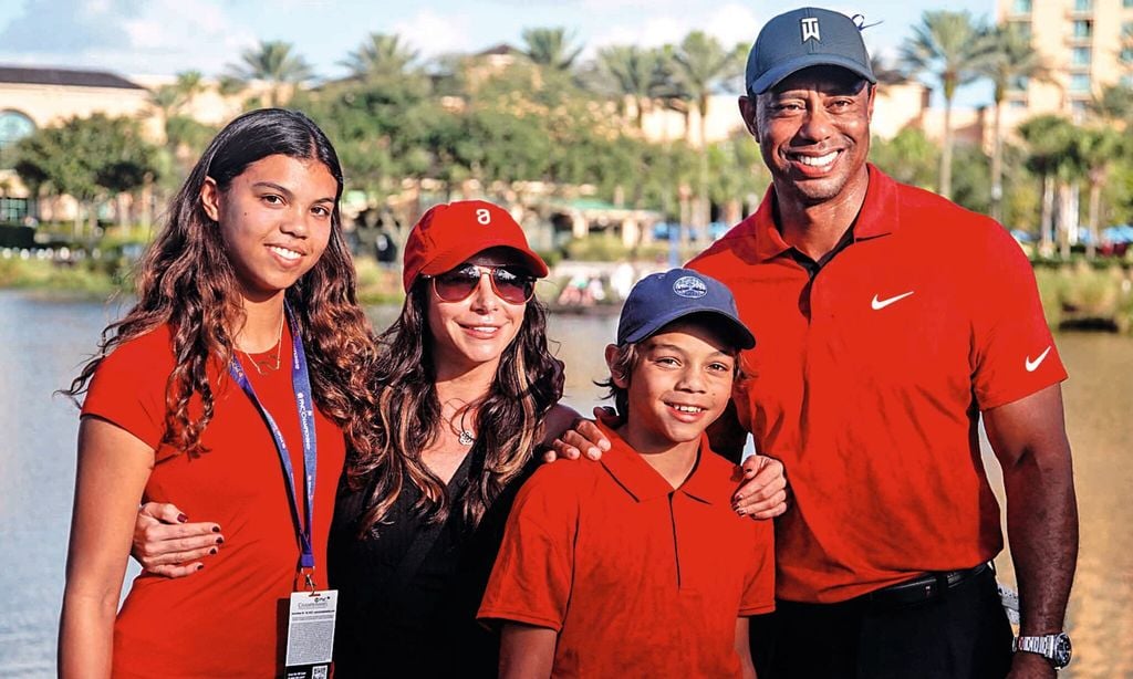 Hola 4039 Tiger Woods con su hijo, su hija y su novio en un torneo de padres e hijos en Orlando