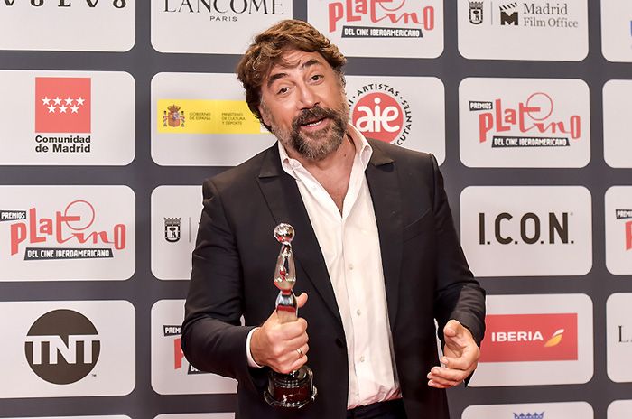 Javier Bardem con su premio platino