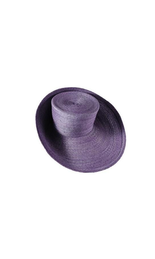 Sombrero de paja de trigo trenzada en color morado (590 €), de Nana Golmar.