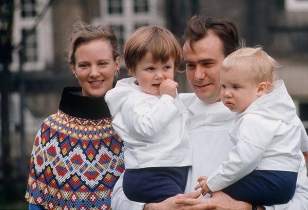 Fotografía de familia tomada en 1970. La reina Margarita y el príncipe Henrik posan junto a sus hijos, el príncipe Federico y el príncipe Joaquín
