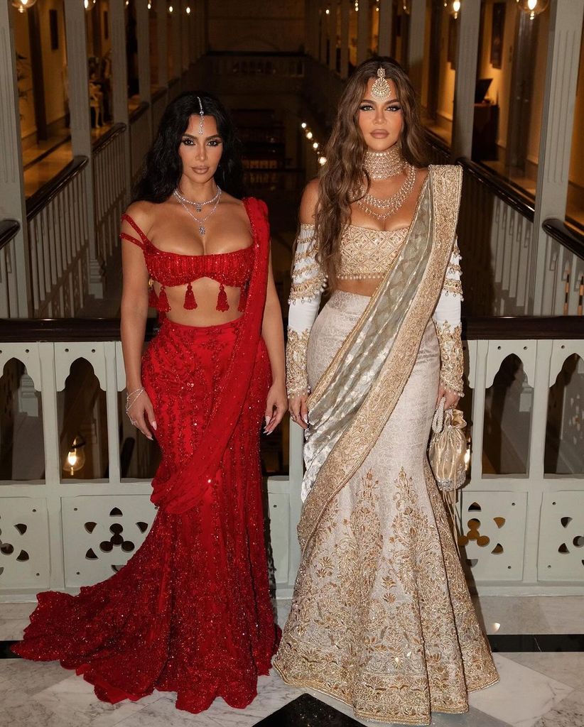 Kim y Khloe Kardashian durante las celebraciones del sábado en la boda de Anant Ambani en la India