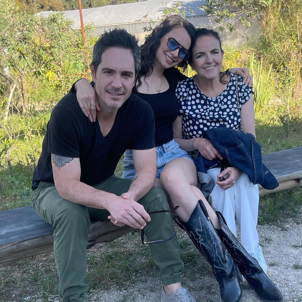 Mauricio Ochmann y Paulina Burrola con la mamá de la modelo