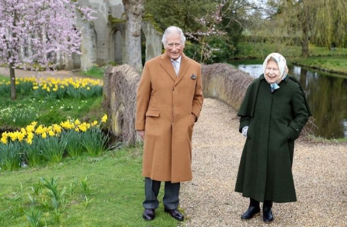 Isabel II y el príncipe Carlos pasean por Windsor