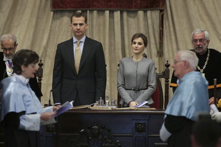 Don Felipe y doña Letizia asistieron en Salamanca al acto de investidura de los nuevos Doctores, cuyo nombramiento reconoce su tarea en la creación del Servicio Internacional de Evaluación de la Lengua Española (SIELE)
