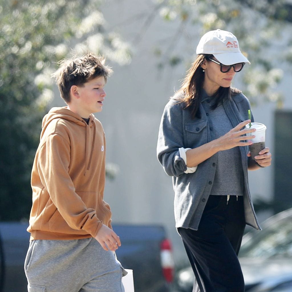 Samuel Affleck junto a su mamá, Jennifer Garner 