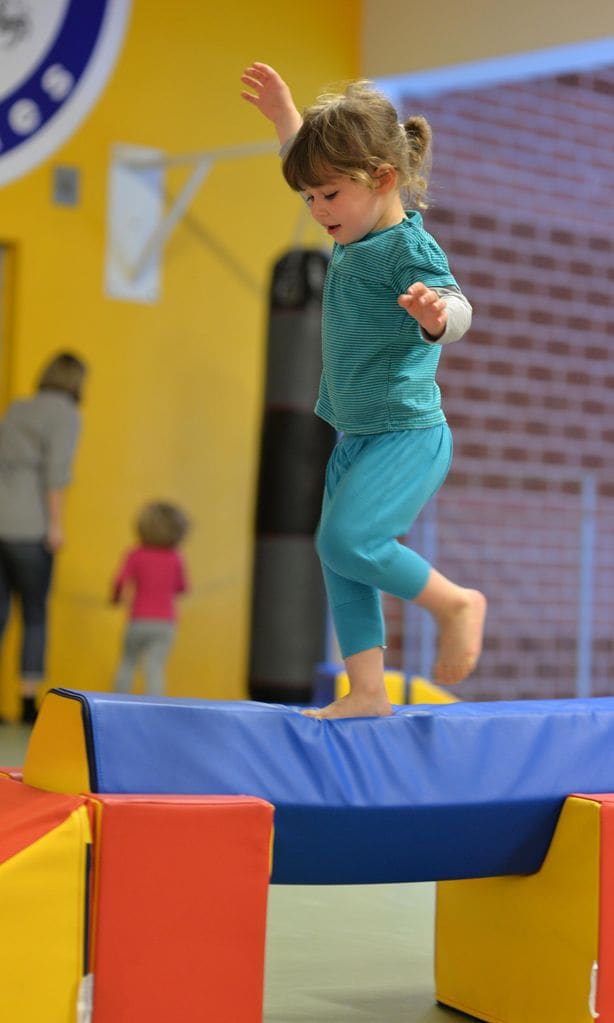 Niña haciendo equilibrio