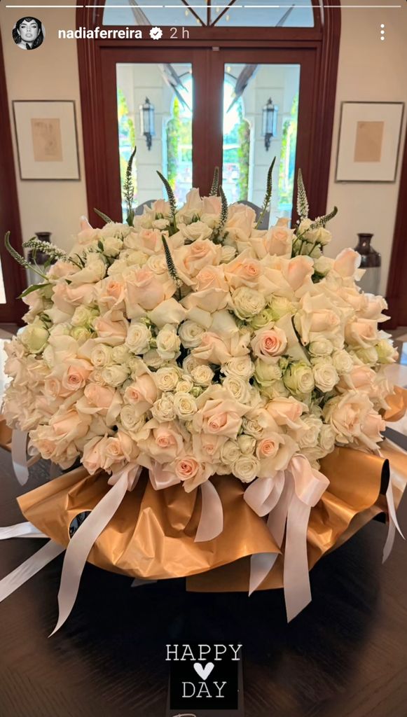 Nadia Ferreira presumió este hermoso ramo de flores un día después de su aniversario de bodas.