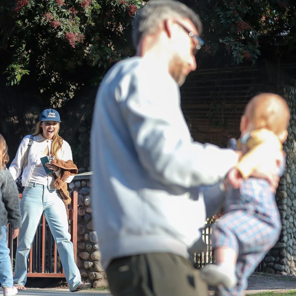 HOLA 4098. Jennifer Lawrence en el parque con su marido Cooke Maroney y su bebé. Los Angeles.