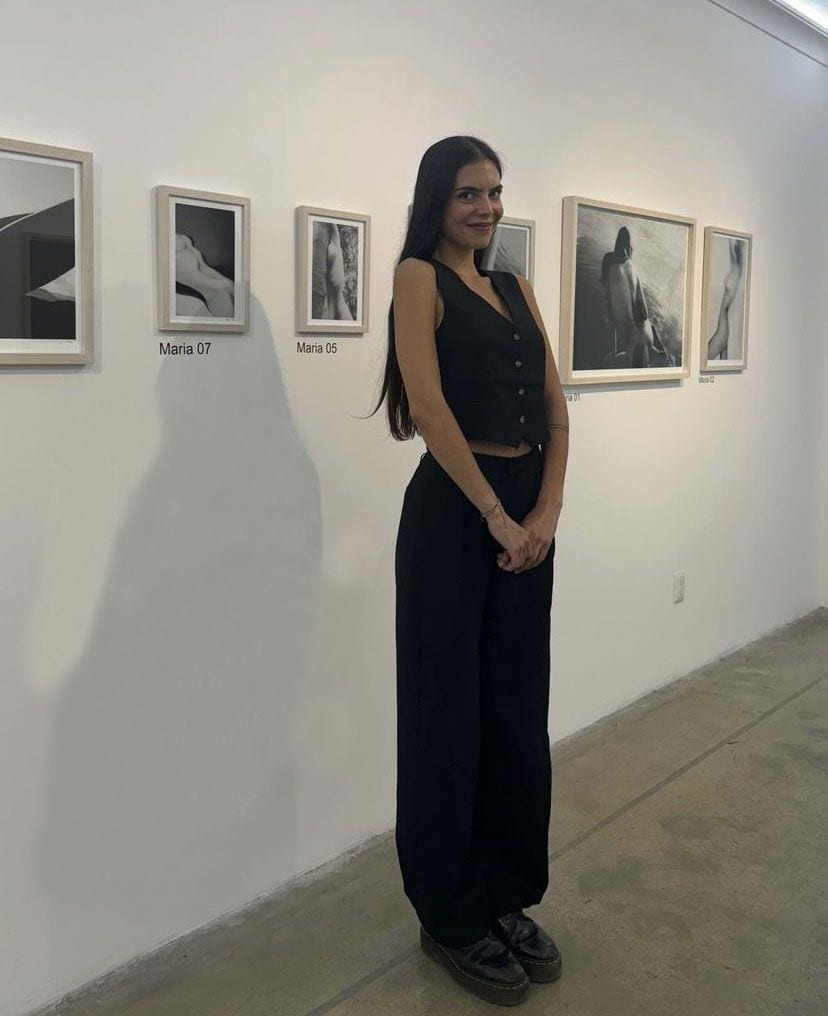 La primogénita de Mariana Levy inauguró una exposición con causa