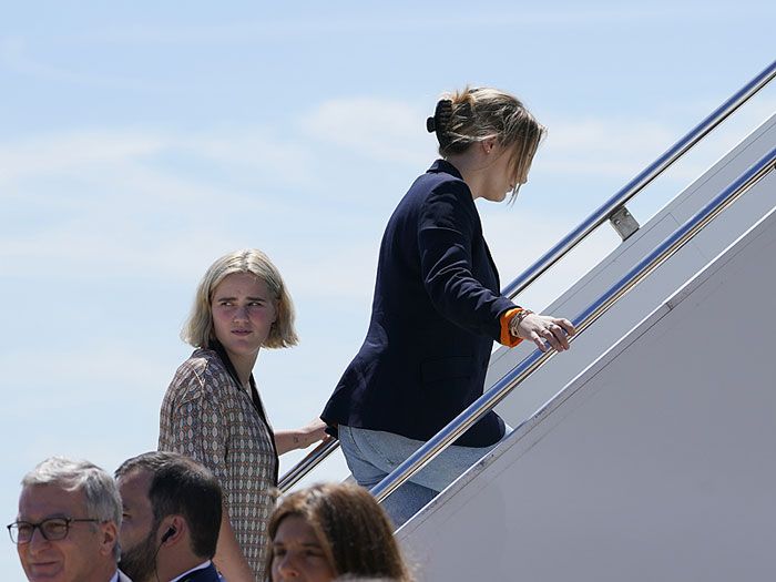 Imagen de las nietas de Joe Biden subiéndose al avión 