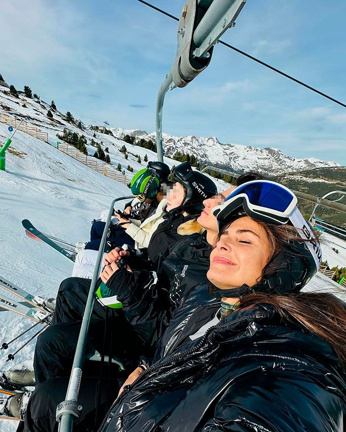 Nuria Roca con su familia en la nieve