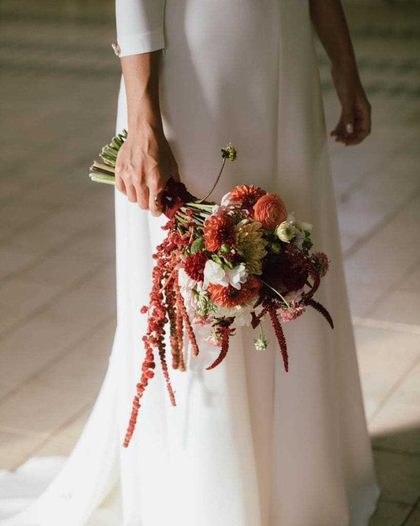 Ramo de novia con crisantemos y dalias