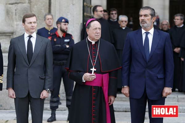 El féretro, cubierto por una bandera de España, ha sido recibido por un destacamento de la Guardia Real
