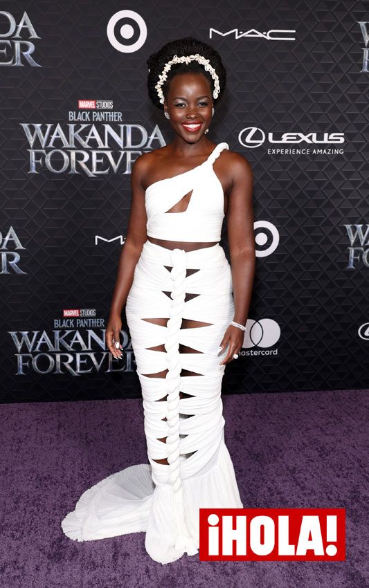 Lupita Nyong'o, en el estreno de Black Panther:Wakanda Forever con afro de conchas marinas y ganchillo