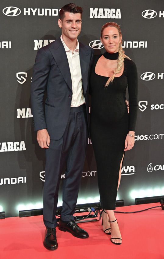 Álvaro Morata posa con su mujer, Alice Campello