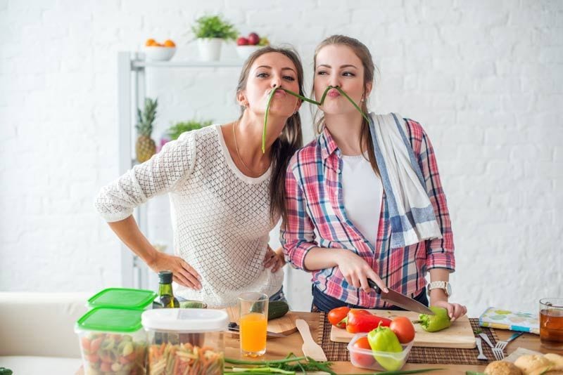 chicas cocinando