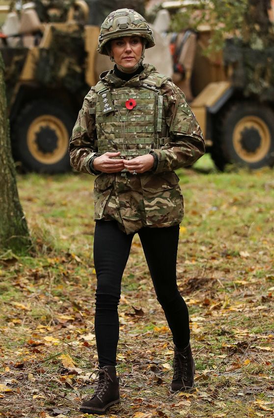 Kate Middleton se viste de militar con una blazer negra y sus botas de combate