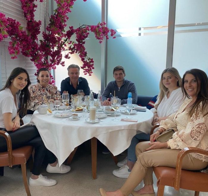 max verstappen y kelly piquet con la familia de max