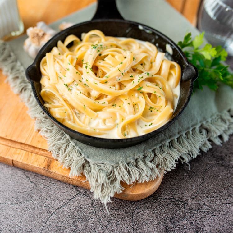 Pasta Alfredo recién hecha en un sartén