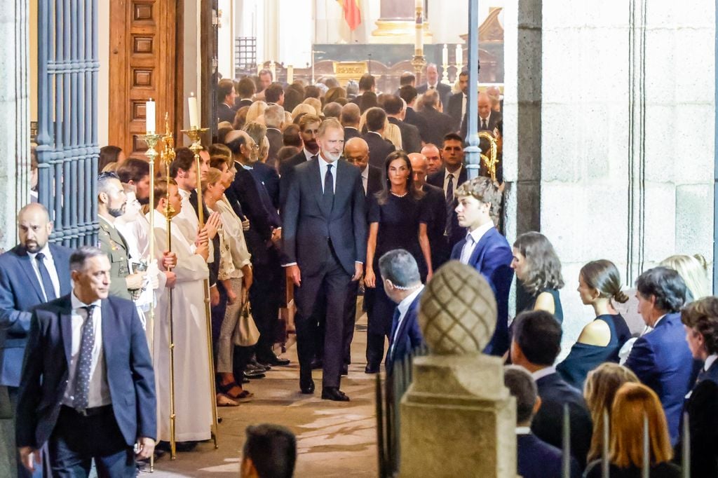 Los Reyes salen de la Iglesia Castrense tras el funeral