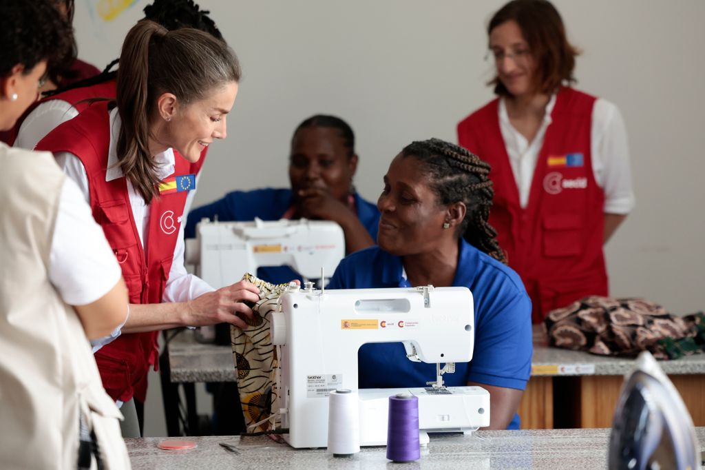 LA REINA LETIZIA MUESTRA SU LADO MÁS CERCANO EN LA VISITA AL CENTRO DE MUJERES DE ISLA SANTIAGO