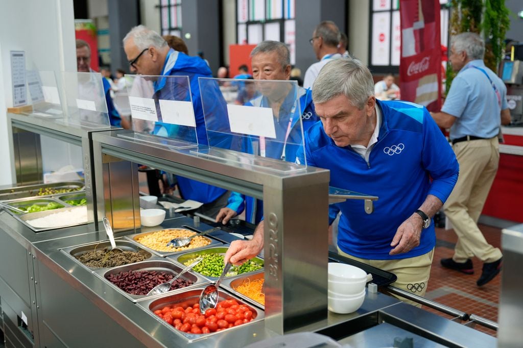 El presidente del comité olímpico alemán Thomas Bach en el comedor de la villa olímpica de los Juegos Olímpicos de París 2024