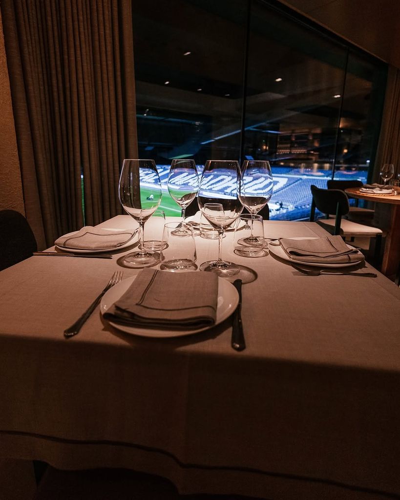 Mesa de Arzábal con vistas al estadio Bernabéu