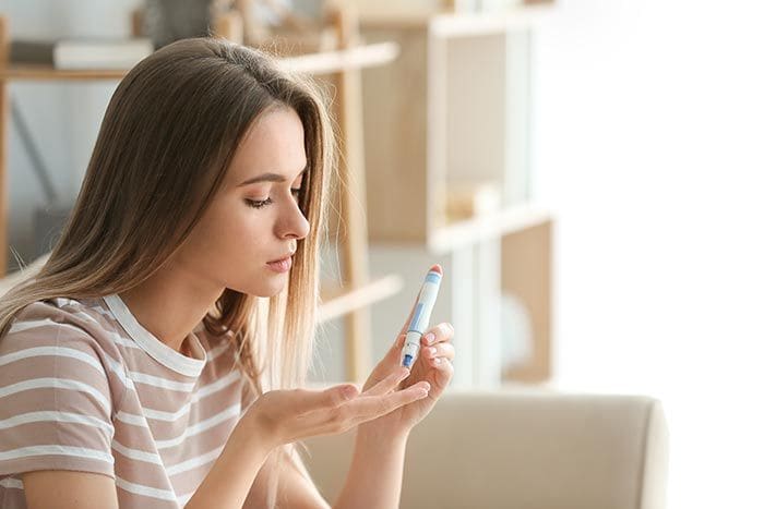 mujer midiendo cifras glucosa