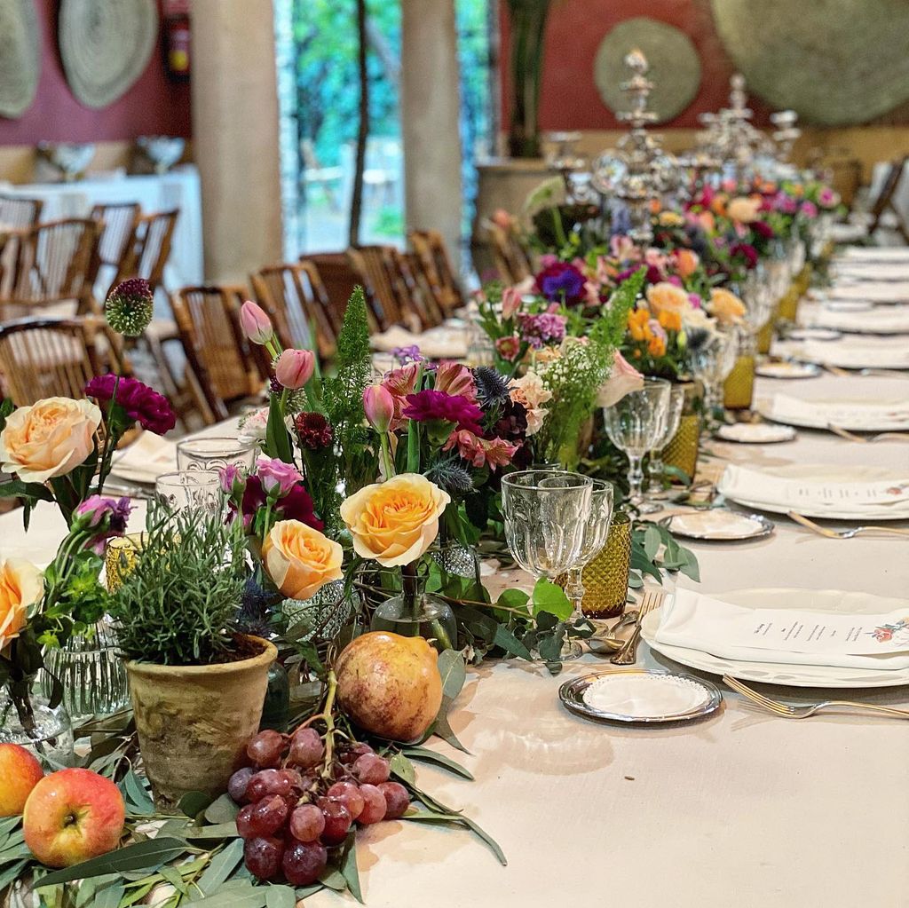 Decoración de mesas de boda con caminos de flores