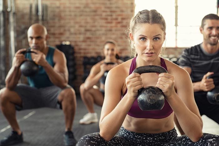 grupo de personas entrenando en el gimnasio