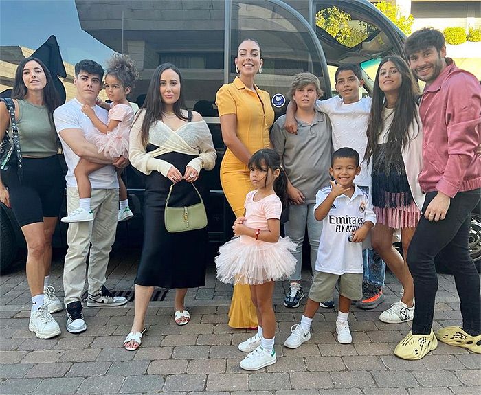 Georgina Rodríguez, con sus hijos y amigos en el concierto de Rosalía en Madrid