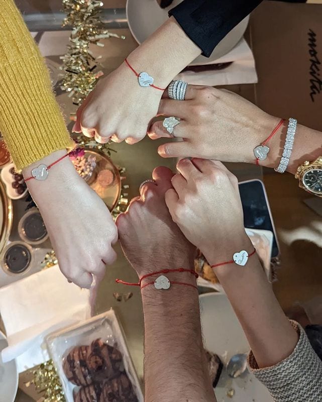 Georgina y sus amigos con pulseras idénticas