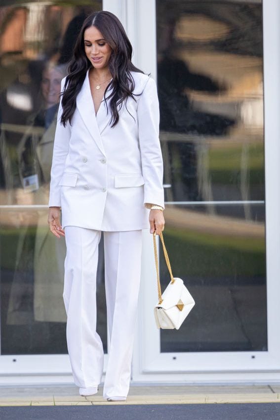 Meghan Markle y su traje blanco para llegar a La Haya