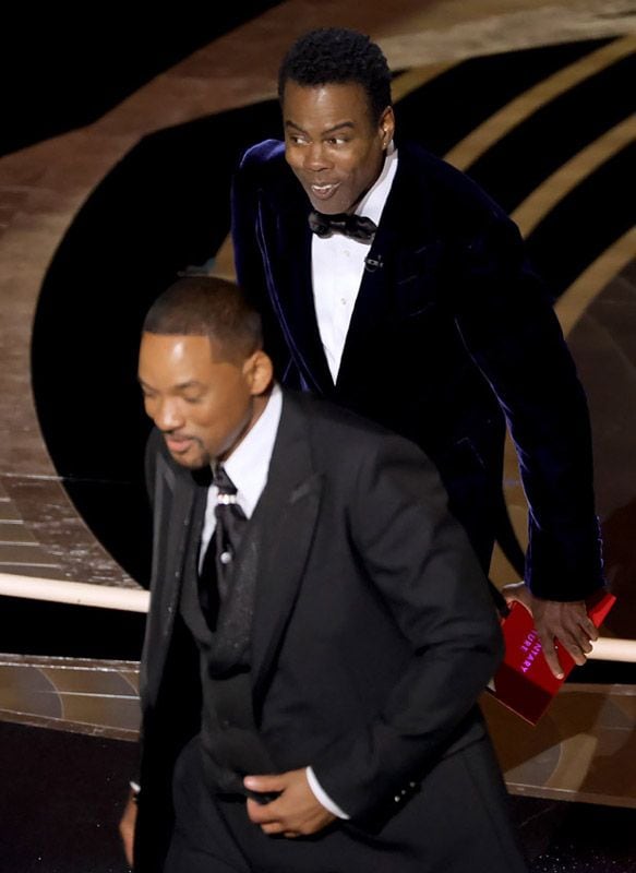 Will Smith volviendo a su asiento tras el puñetazo a Chris Rock