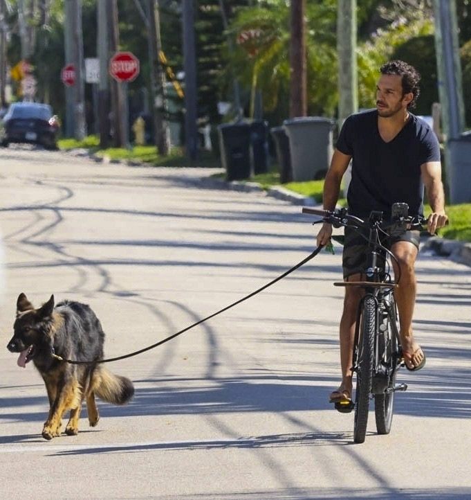 Joaquim Valente es visto disfrutando de un paseo en bicicleta con el perro de la familia después de dar la bienvenida a su primer hijo con Gisele Bundchen en Miami.