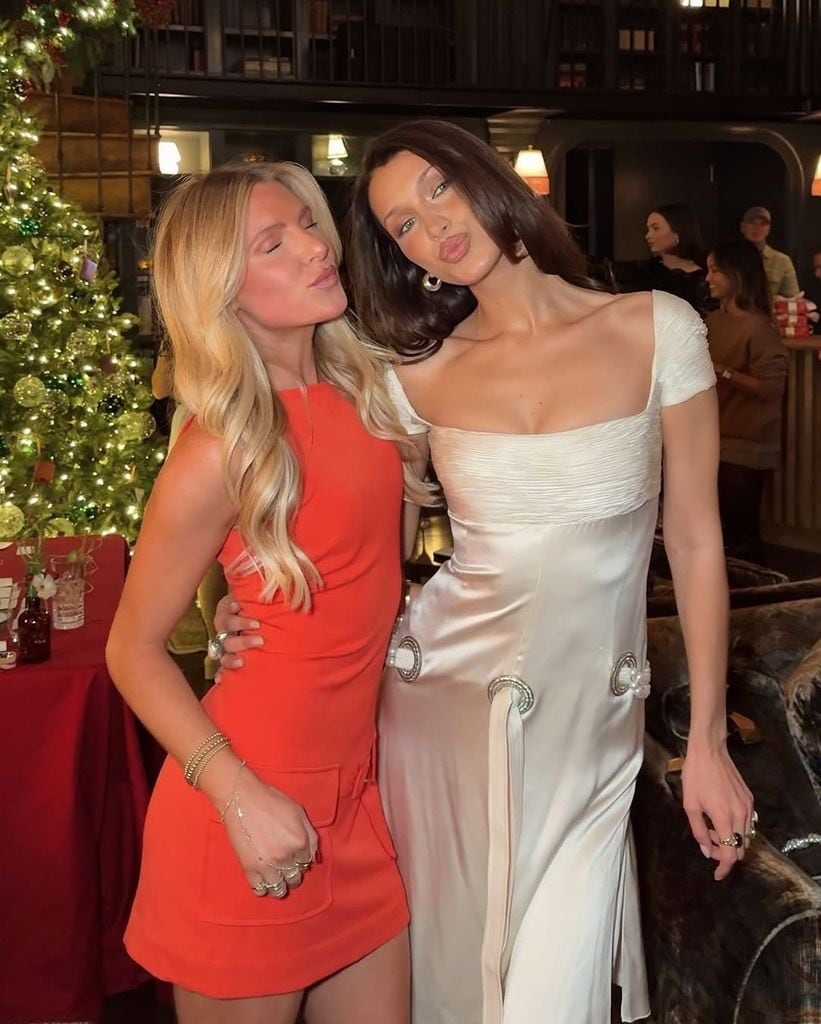 Bella Hadid con vestido blanco vintage en su fiesta de Navidad