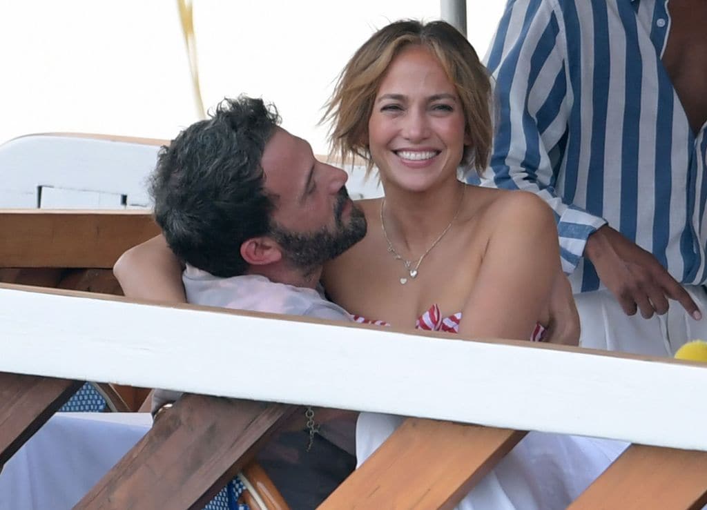 En el verano de 2021, JLo ya lucía el collar con el nombre de Ben en un viaje con él a Italia.