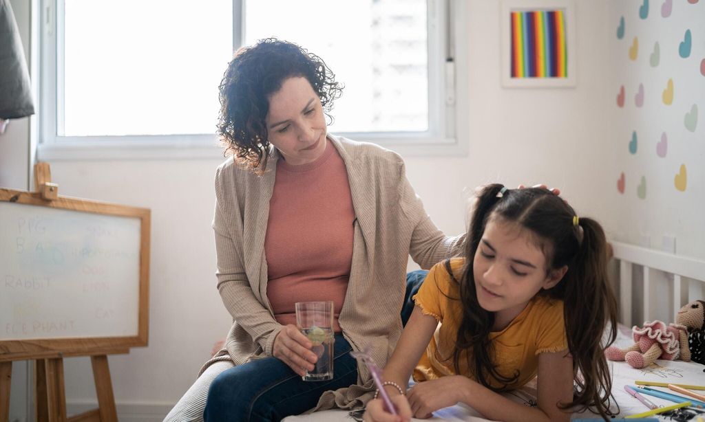 madre acompa a a su hija