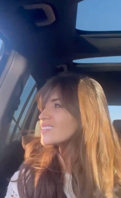 Sara Carbonero sonríe en el coche saliendo del hospital tras una semana ingresada
