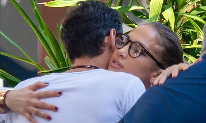 Jennifer Lopez abraza al padre de sus hijos, Marc Anthony