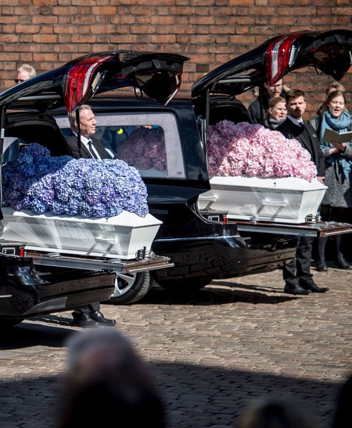 Mary de Dinamarca consuela a su hija en el funeral de los hijos del dueño de ASOS