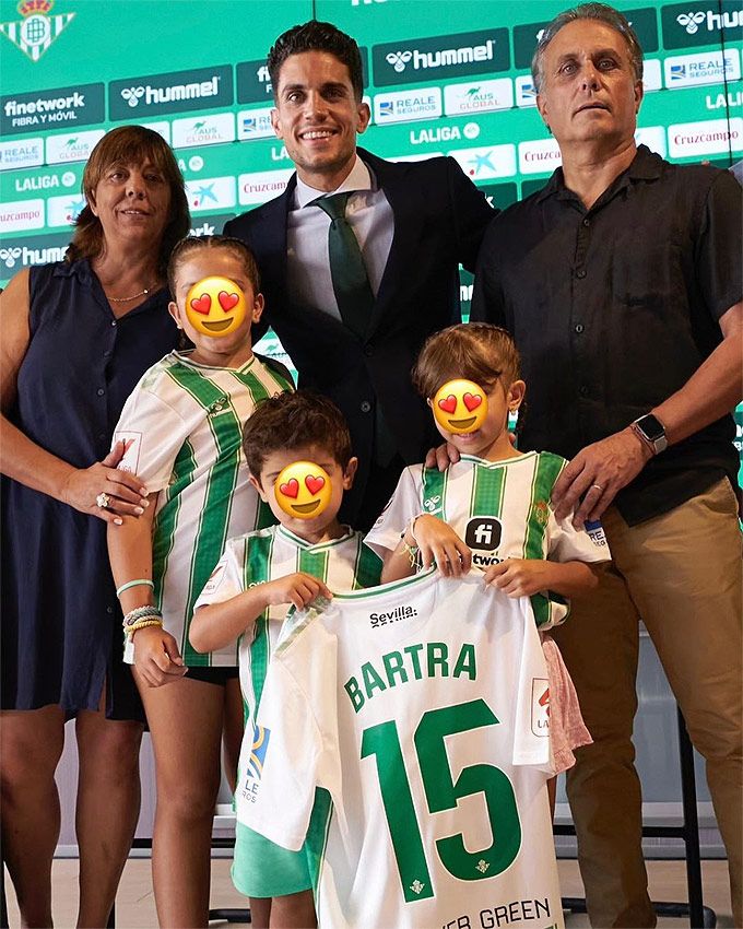 Marc Bartra con sus padres e hijos