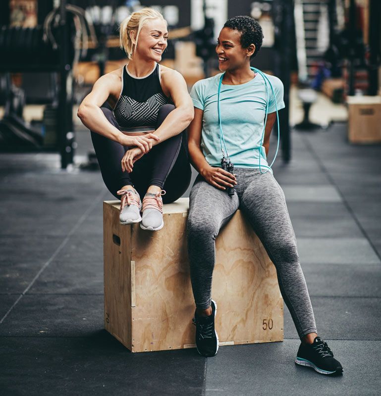 mujeres sentadas